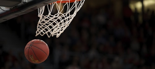 NBA篮球比赛扣篮精彩瞬间，球员空中对抗